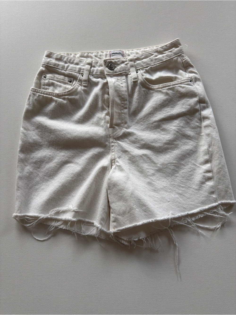 EUC Women's BDG Urban Outfitters White Denim Frayed Hem Shorts Size 28 (KB9)